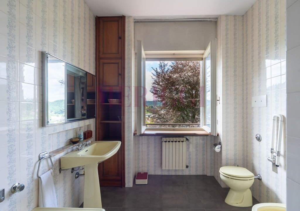 bagno padronale con sanitari gialli - oggiono - villa in vendita - meriggi