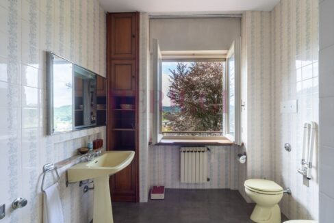 bagno padronale con sanitari gialli - oggiono - villa in vendita - meriggi