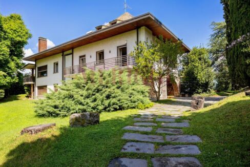 facciata principale della villa - oggiono - villa in vendita - meriggi