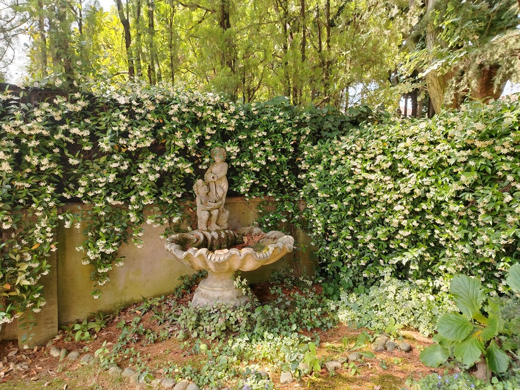 fontana nel giardino curato di una villa a Cusano Milanino