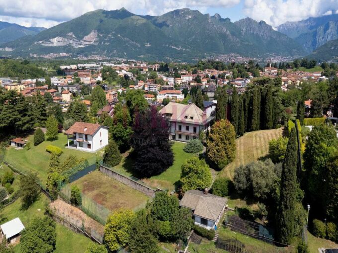 foto aerea con sfondo montagne - oggiono - villa in vendita - meriggi