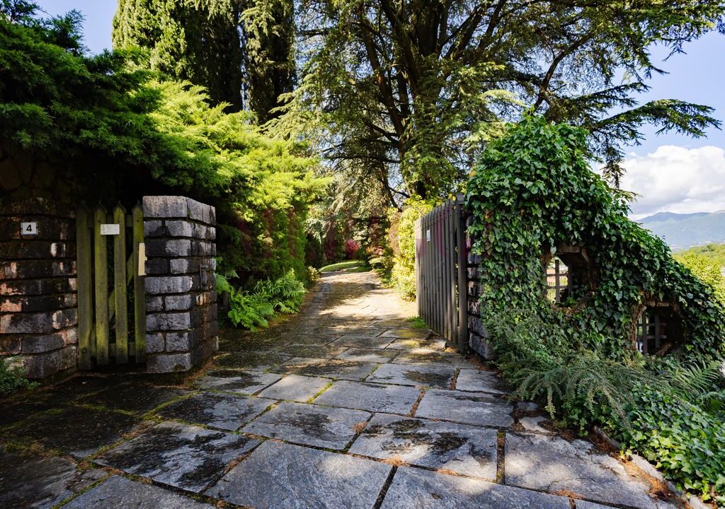 ingresso alla villa - oggiono - villa in vendita - meriggi