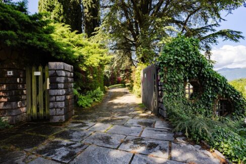 ingresso alla villa - oggiono - villa in vendita - meriggi
