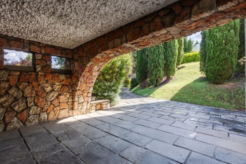 ingresso coperto all'autorimessa - oggiono - villa in vendita - meriggi