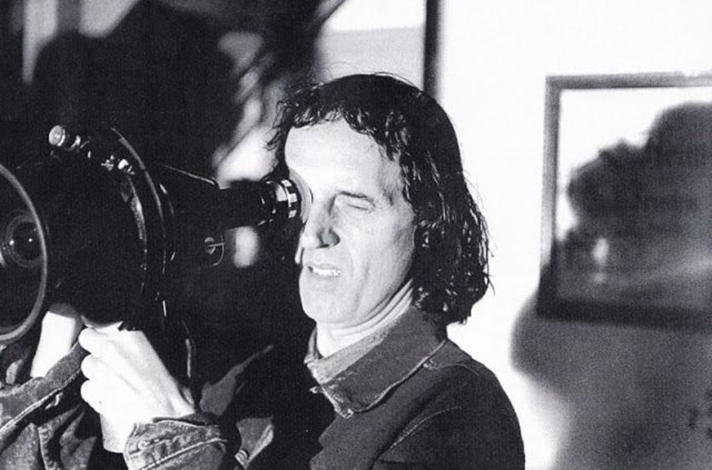 Il regista Dario Argento fotografato all'opera con la sua cinepresa