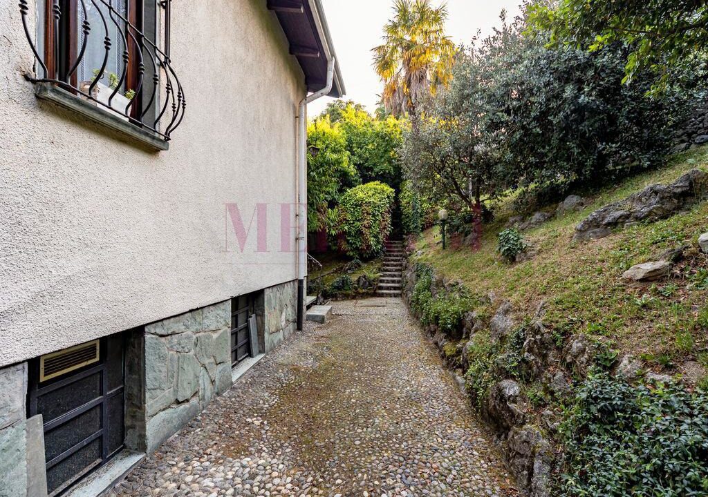 area esterna sul retro e giardino - villa inverigo in vendita - meriggi