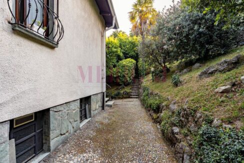 area esterna sul retro e giardino - villa inverigo in vendita - meriggi