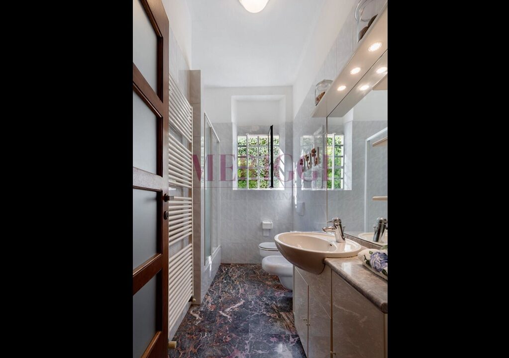 bagno con pavimenti in marmo di pregio - villa inverigo in vendita - meriggi