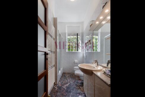 bagno con pavimenti in marmo di pregio - villa inverigo in vendita - meriggi