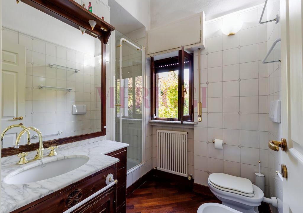 bagno con pavimento in parquette - villa inverigo in vendita - meriggi