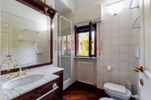 bagno con pavimento in parquette - villa inverigo in vendita - meriggi