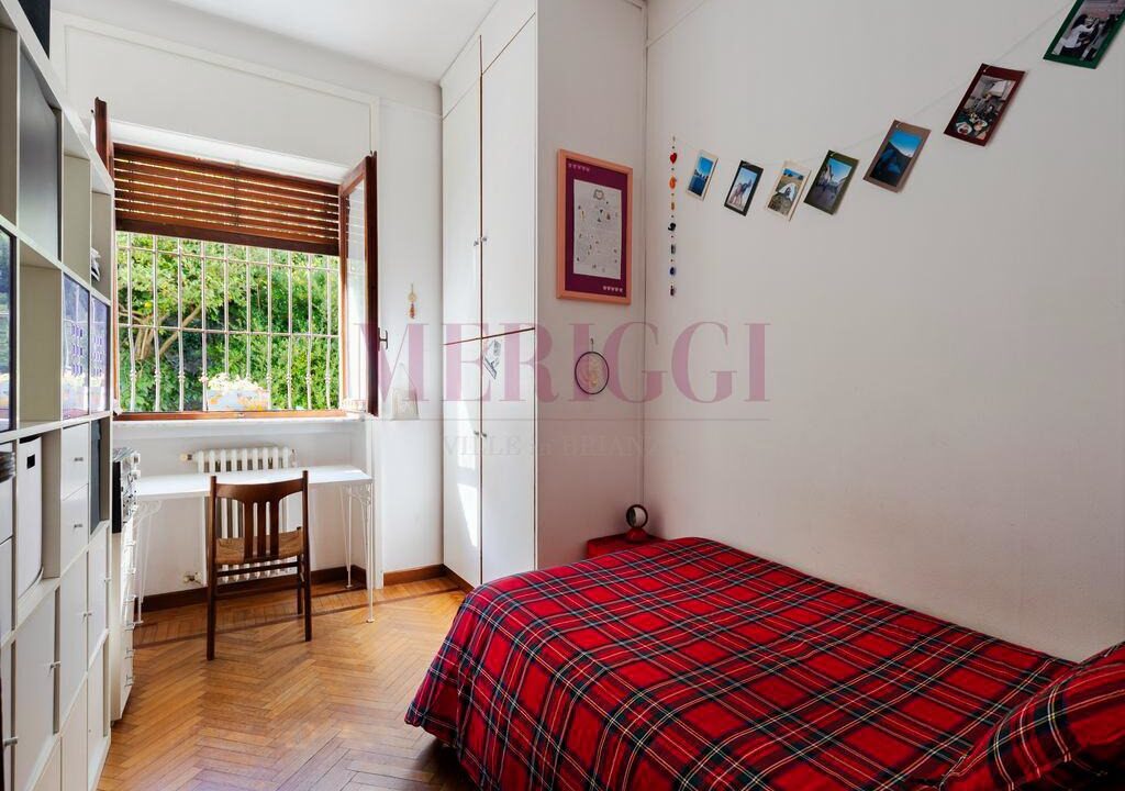 cameretta con letto alla francese - villa inverigo in vendita - meriggi