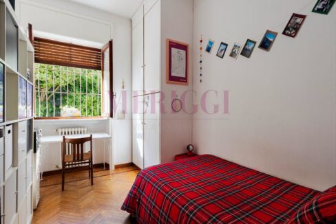 cameretta con letto alla francese - villa inverigo in vendita - meriggi