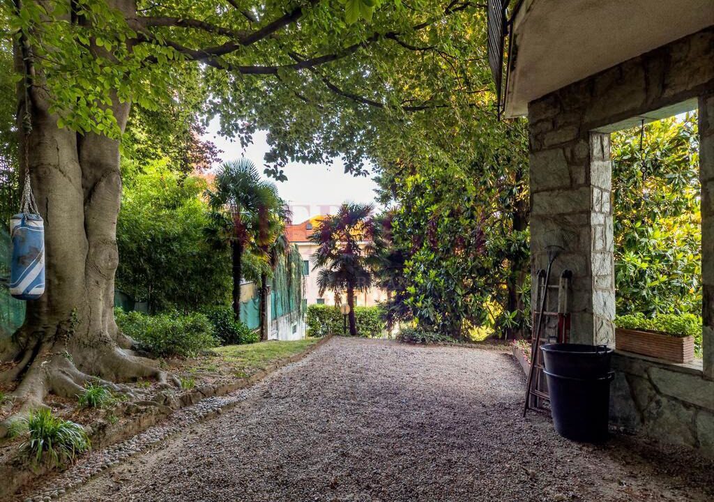cortile a nord - villa inverigo in vendita - meriggi