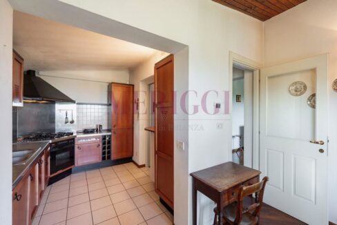cucina al primo piano - villa inverigo in vendita - meriggi