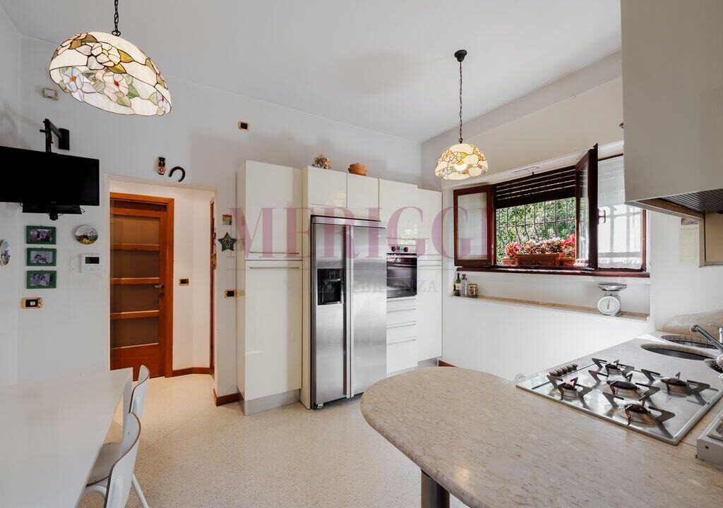 cucina con parete attrezzata - villa inverigo in vendita - meriggi