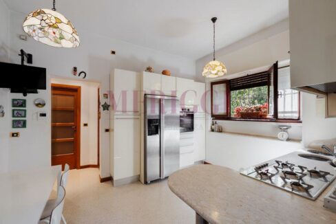 cucina con parete attrezzata - villa inverigo in vendita - meriggi