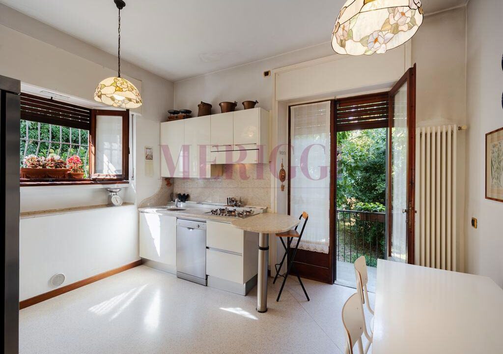 cucina e uscita sul giardino - villa inverigo in vendita - meriggi