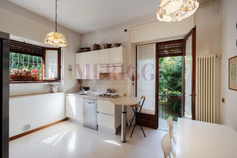 cucina e uscita sul giardino - villa inverigo in vendita - meriggi