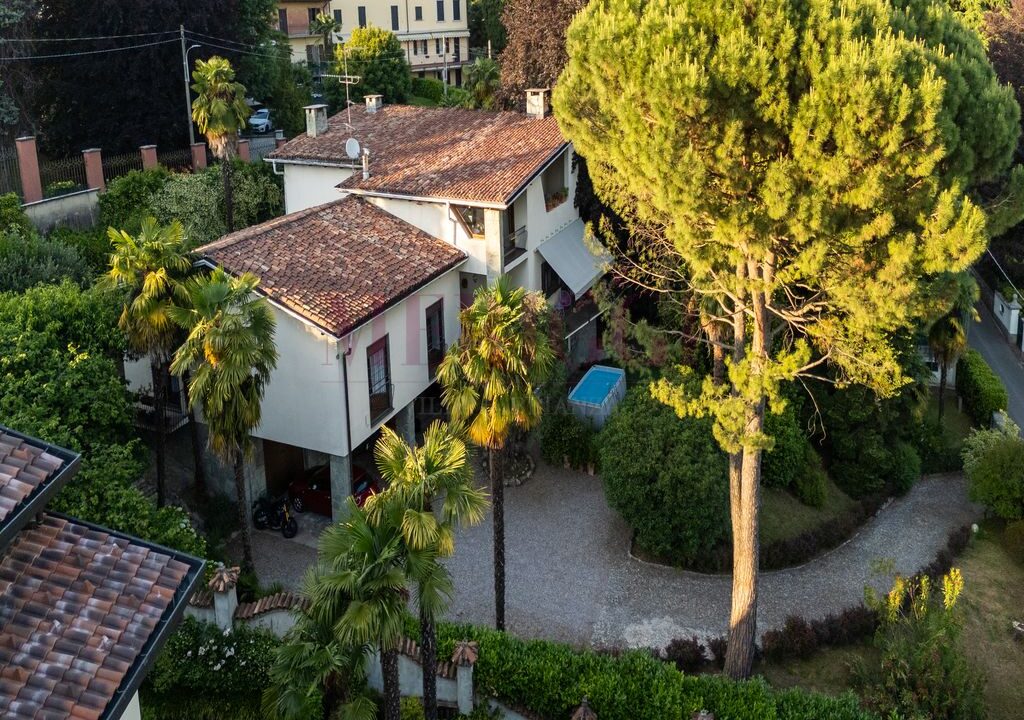 facciata-sud-ovest-vista-dal-drone-villa-inverigo-in-vendita-meriggi.