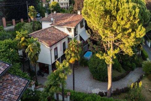 facciata-sud-ovest-vista-dal-drone-villa-inverigo-in-vendita-meriggi.