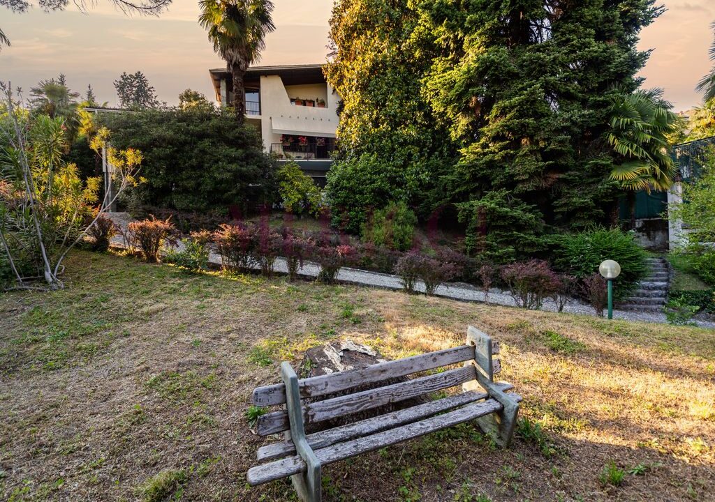 giardino con panchina - villa inverigo in vendita - meriggi