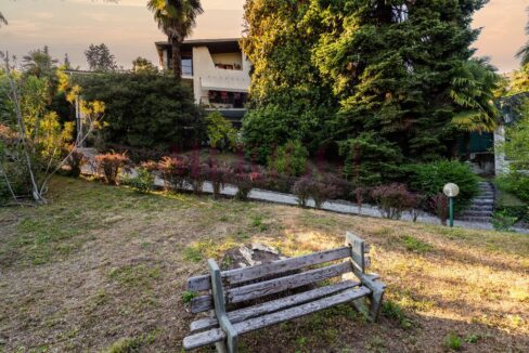giardino con panchina - villa inverigo in vendita - meriggi