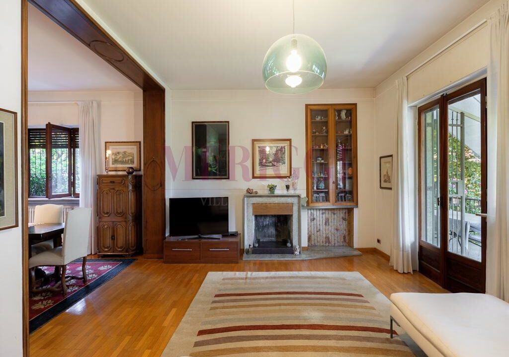 parete con camino in salotto - villa inverigo in vendita - meriggi