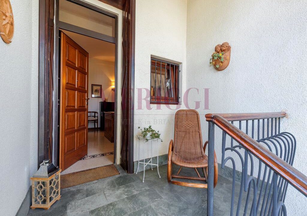 pianerottolo ingresso principale - villa inverigo in vendita - meriggi