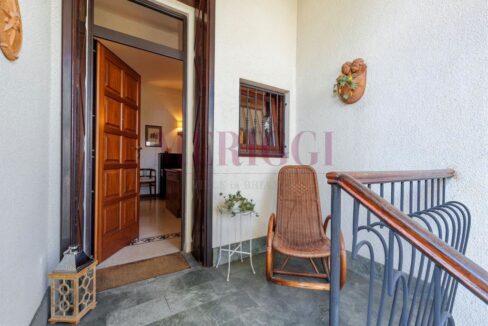 pianerottolo ingresso principale - villa inverigo in vendita - meriggi