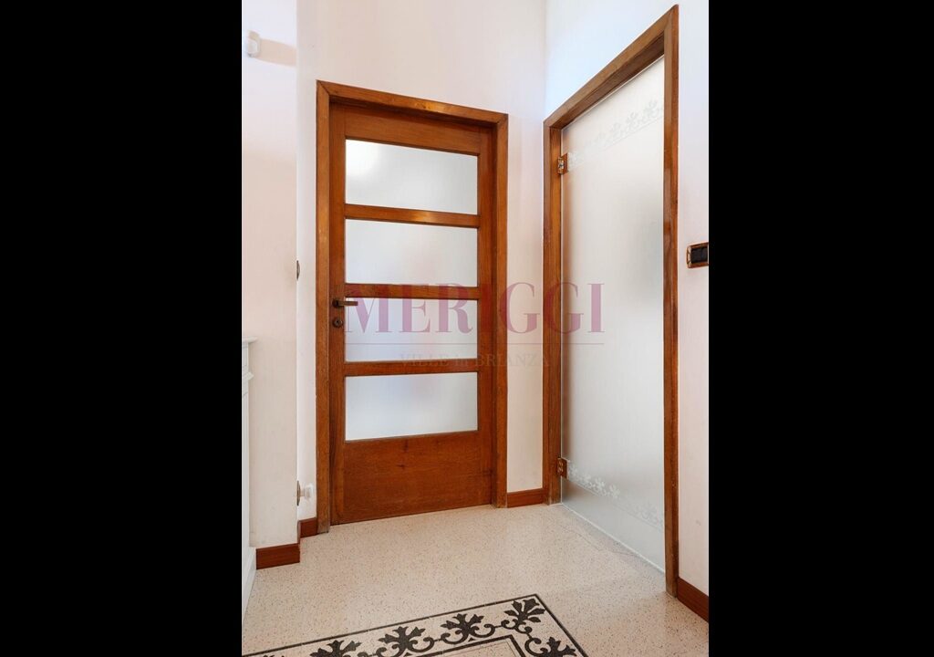 porta in legno anni 50 e pavimento decorato - villa inverigo in vendita - meriggi