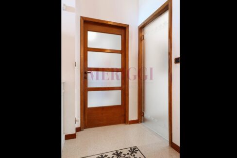 porta in legno anni 50 e pavimento decorato - villa inverigo in vendita - meriggi