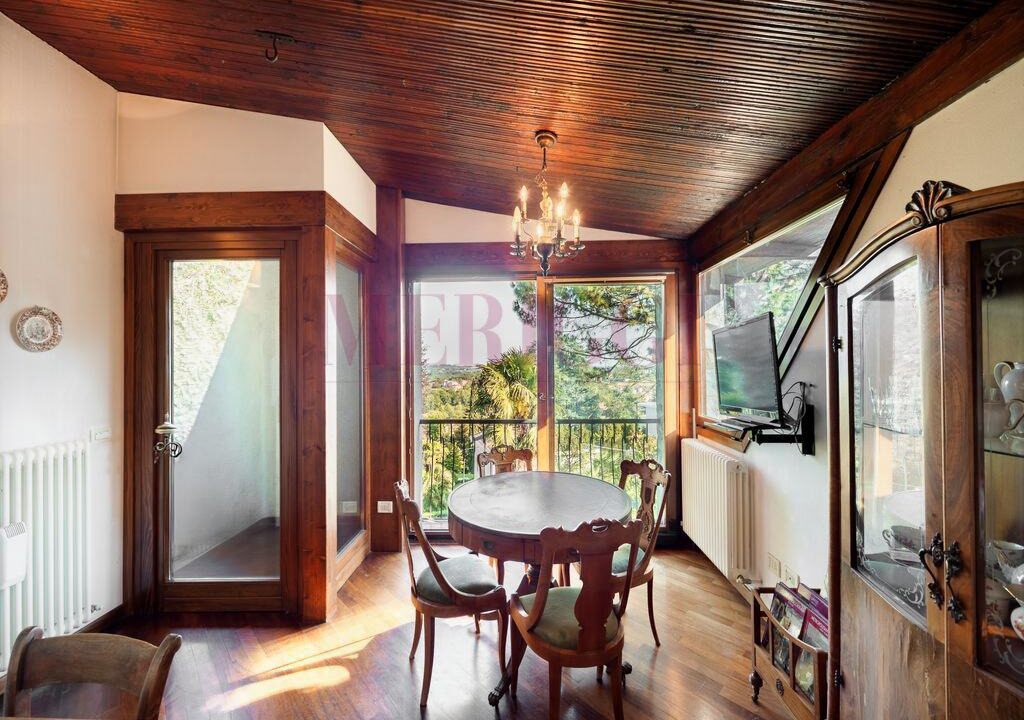 sala da bagno con panorama - villa inverigo in vendita - meriggi
