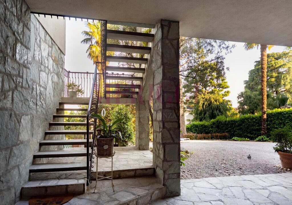 scala di accesso al primo piano - villa inverigo in vendita - meriggi