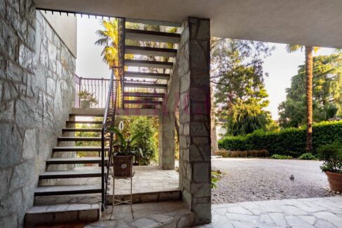 scala di accesso al primo piano - villa inverigo in vendita - meriggi