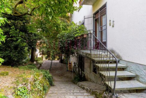 scala di accesso alla cucina - villa inverigo in vendita - meriggi