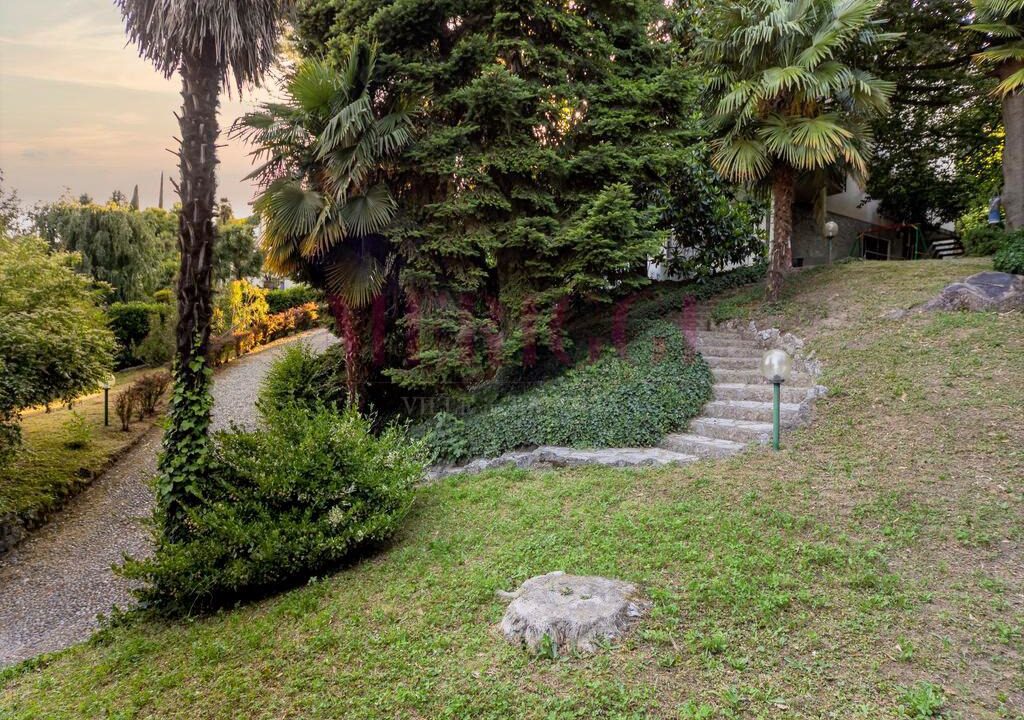 scalinata in giardino - villa inverigo in vendita - meriggi