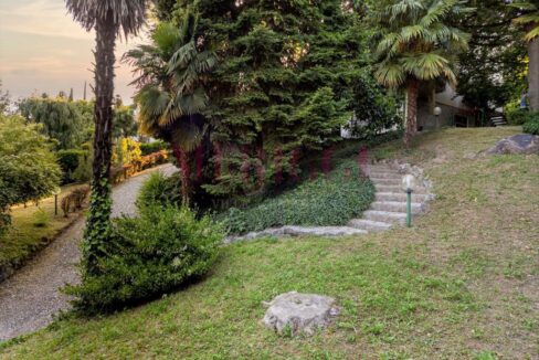 scalinata in giardino - villa inverigo in vendita - meriggi