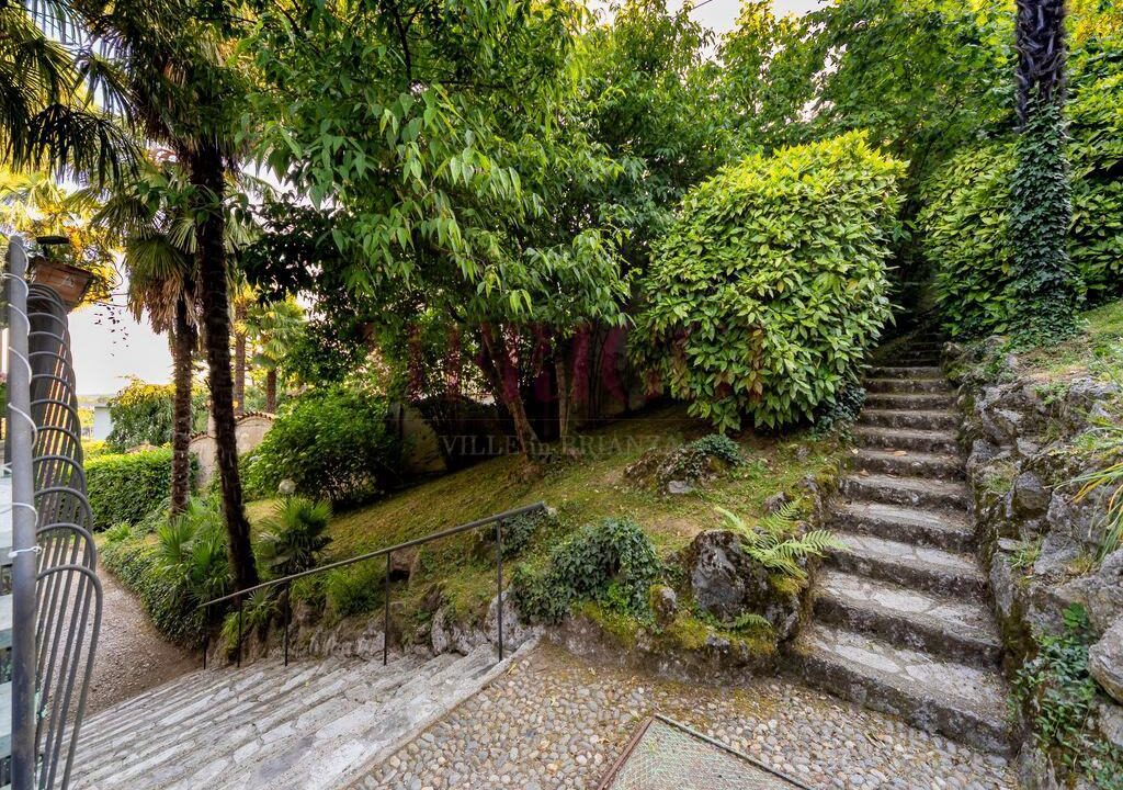 scalinate nel giardino - villa inverigo in vendita - meriggi