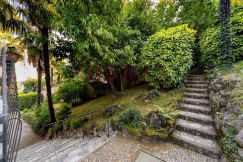 scalinate nel giardino - villa inverigo in vendita - meriggi
