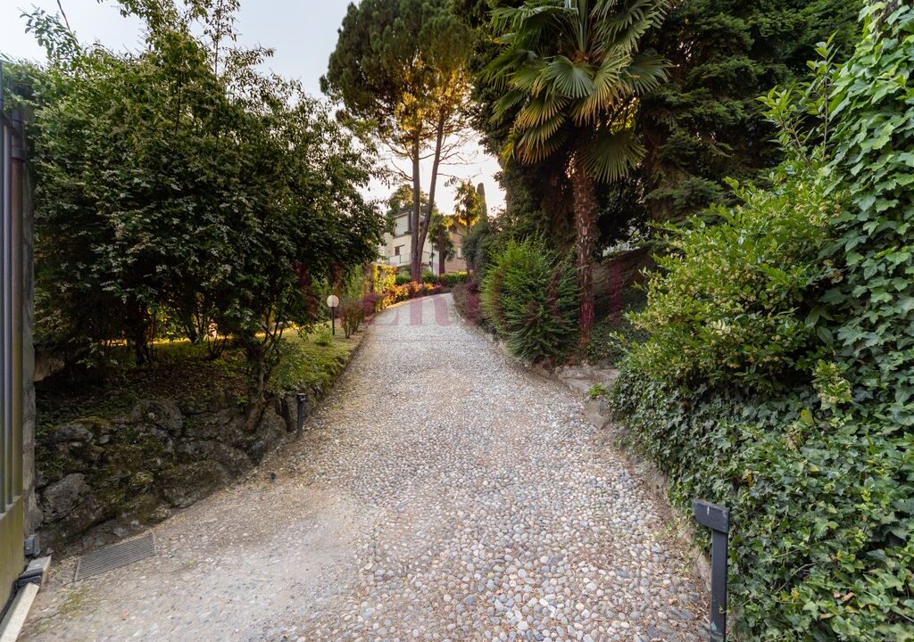 vialetto di accesso carraio - villa inverigo in vendita - meriggi