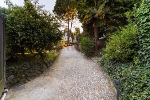 vialetto di accesso carraio - villa inverigo in vendita - meriggi