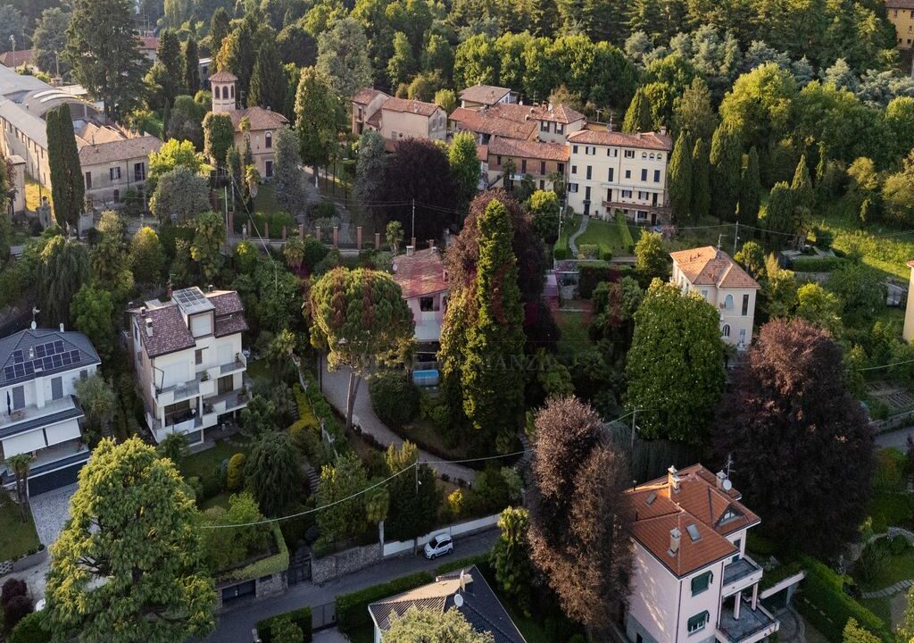 villa-vista-dal-drone-con-case-circostanti-villa-inverigo-in-vendita-meriggi