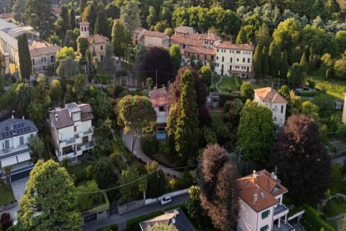villa-vista-dal-drone-con-case-circostanti-villa-inverigo-in-vendita-meriggi