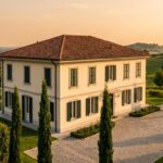 Villa di pregio in Brianza al tramonto, con giardino curato e viale d'accesso