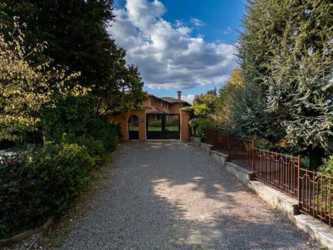 vialetto accesso - villa a Cantù - via Montecassino 10 - Meriggi