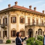 Agente immobiliare e proprietari davanti a una villa d'epoca in Brianza durante la valutazione