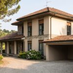Villa lombarda degli anni Sessanta con giardino e vialetto in ghiaia, in vendita in Brianza