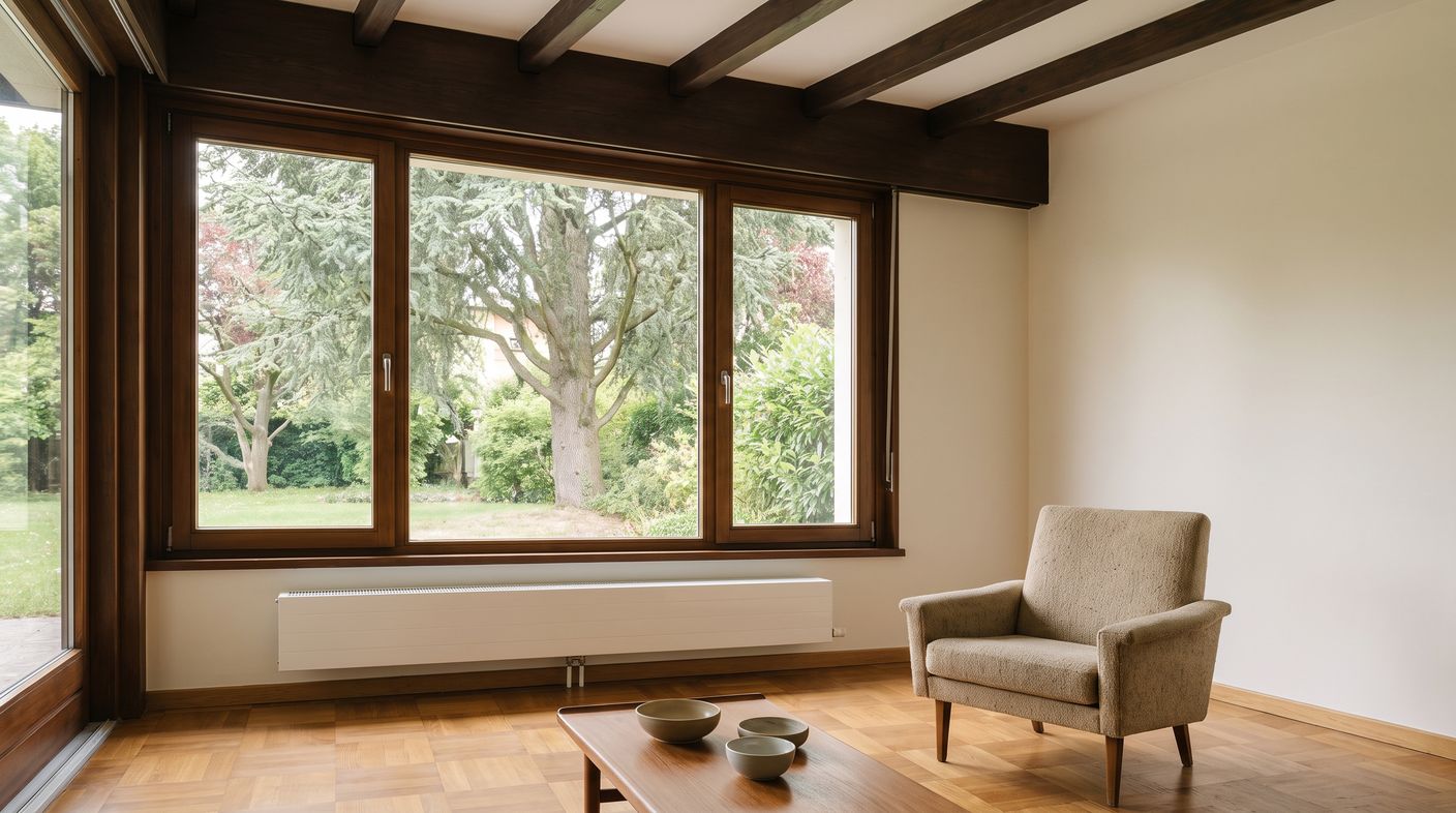 Salotto di una villa anni Settanta in Brianza con serramenti nuovi in legno e radiatore a bassa temperatura