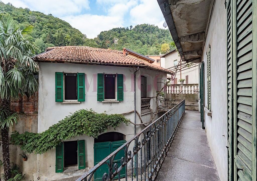 ballatoio e vista dependance- villa bonacina - airuno - via Dante - meriggi